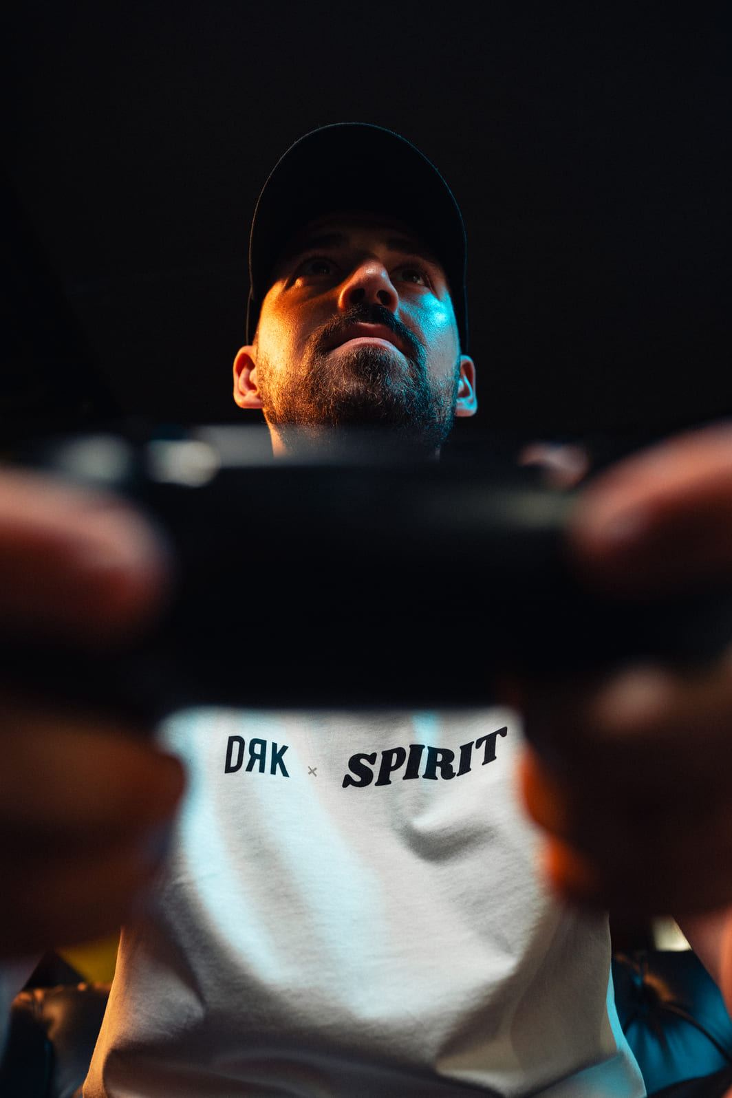 Spirit Esports játékos DRK × Spirit pólóban